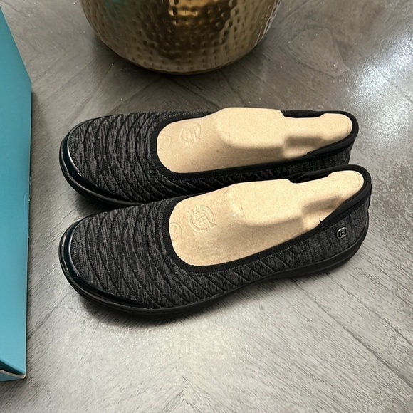 Bzees Legato Women's Slip-ons - Picture 9 of 11